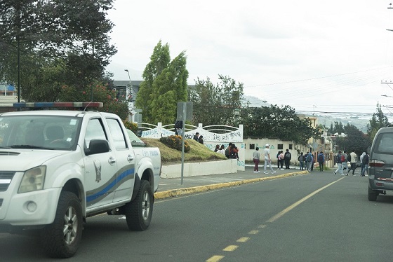 El problema es que los universitarios no tienen control de los adultos, en sus horas huecas salen a tomar licor en los tres parques de la Nuevo Ambato.